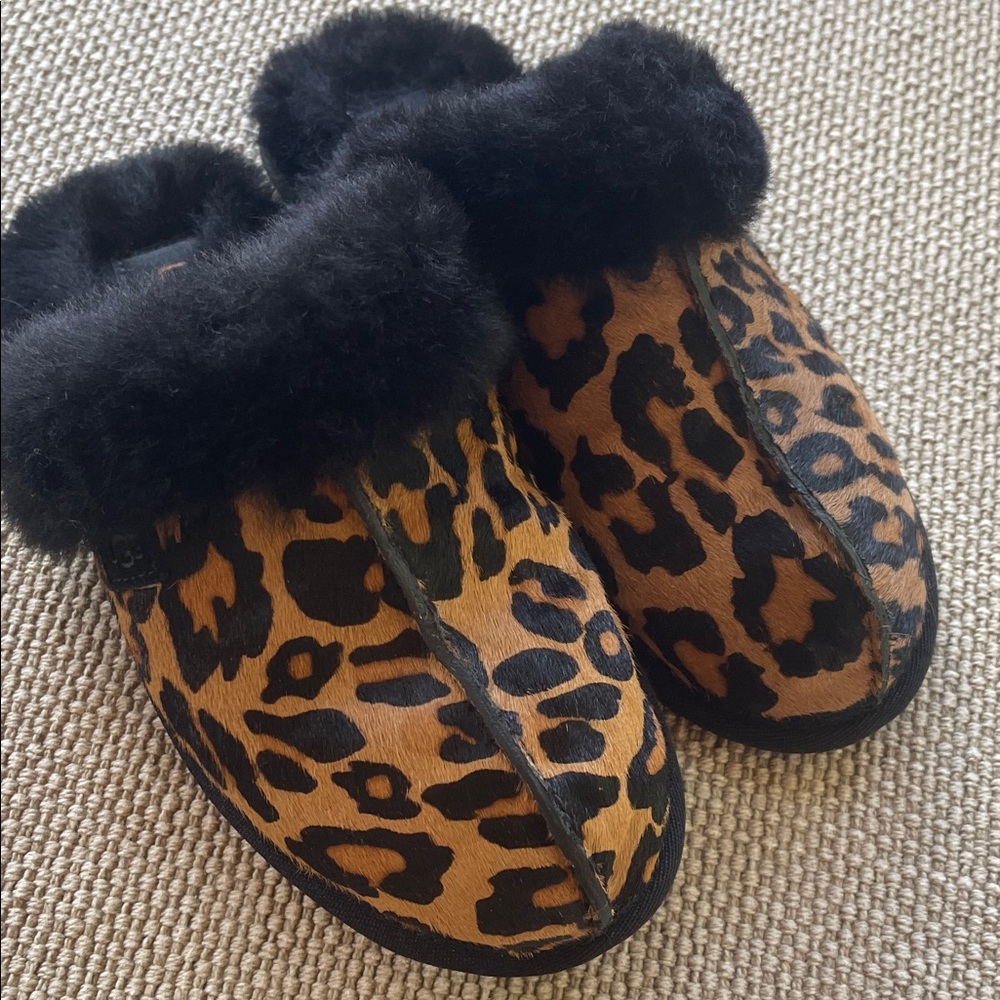 UGG Scuffette Leopard-Print Slipper in Black and Brown (camel)